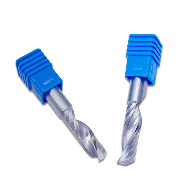 Ali lahko rezkalni stroji za graviranje z diamantno konico obvladajo graviranje izjemno finih podrobnosti?